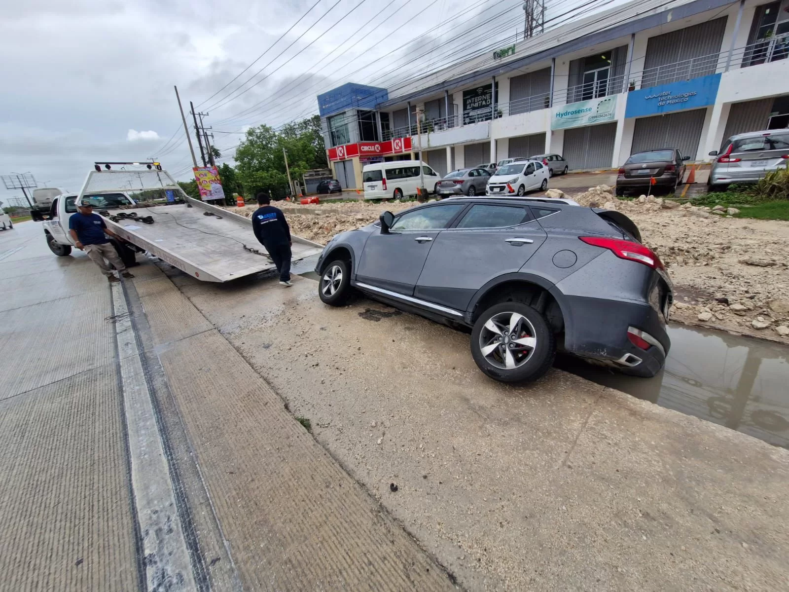 Camioneta Cae En Una Zanja En La Avenida Luis Donaldo Colosio Debido A