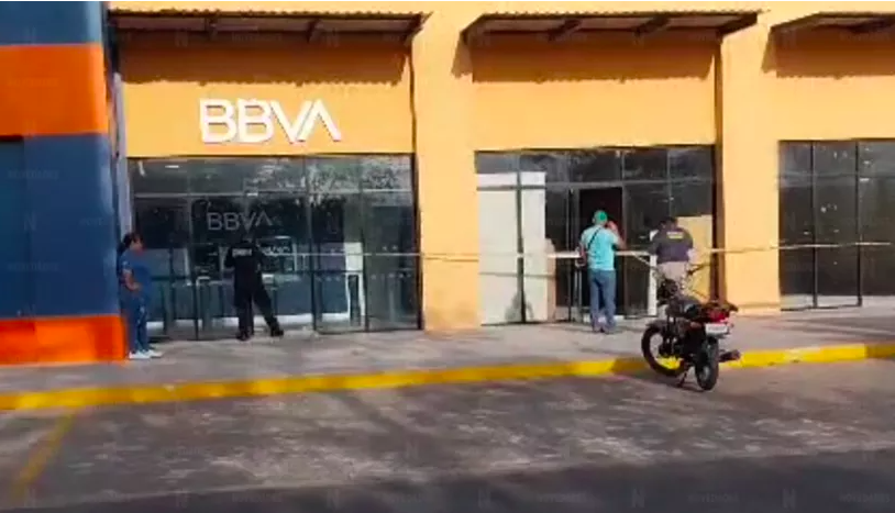 Intento de robo en cajeros automáticos de Cancún: Policía investiga el boquete en plaza Punta Lak'in