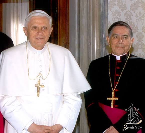 Mons. Jorge Bernal Vargas con el papa Benedicto XVI, en Roma.