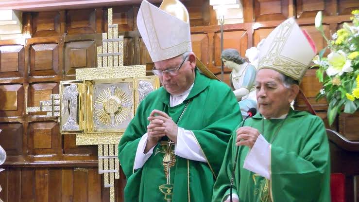 El obispo Jorge Bernal Vargas, a la fecha, con su sucesor Mons. Pedro Pablo Elizondo Cárdenas.