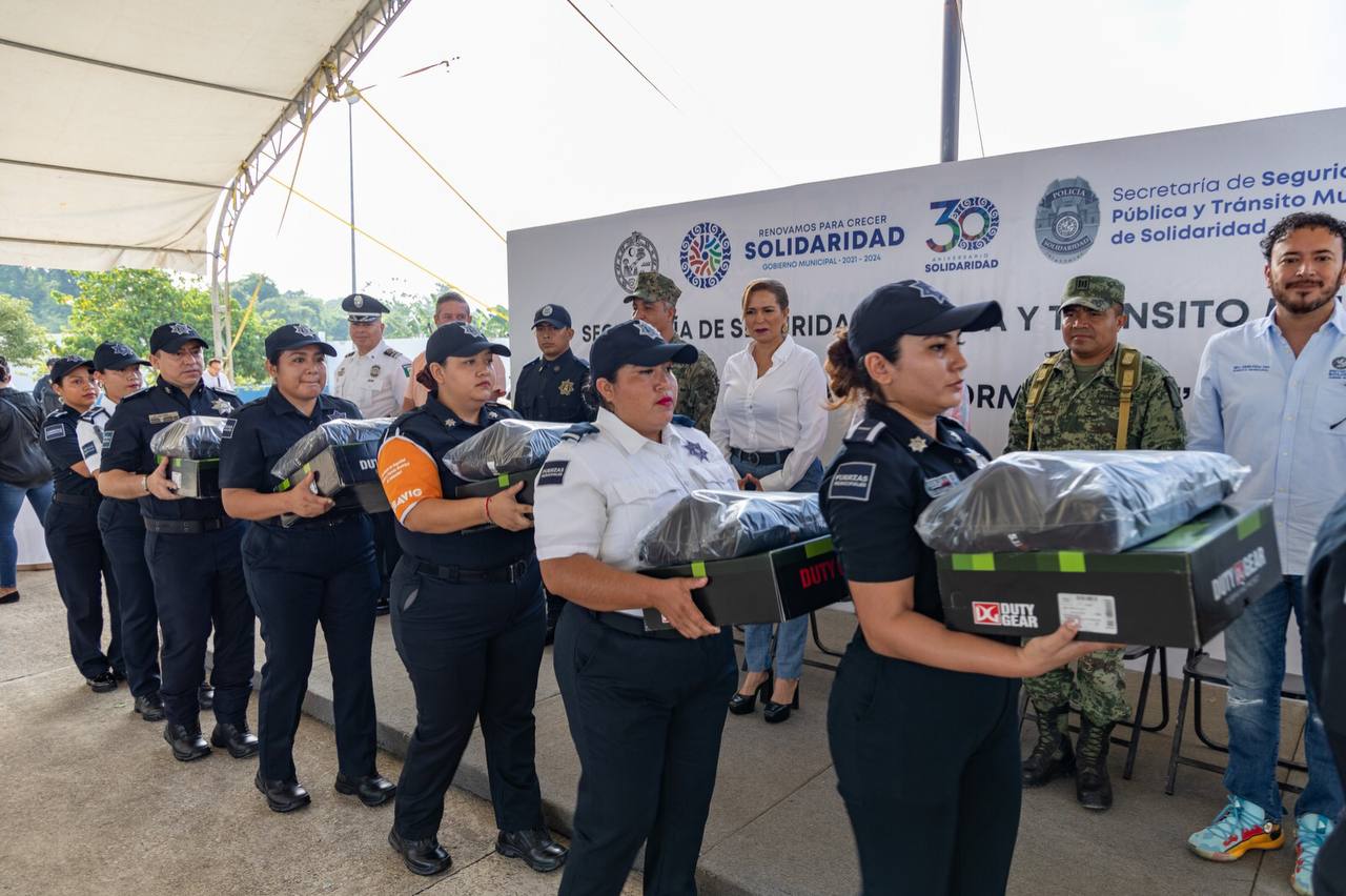 Lili Campos entrega equipo y anuncia aumento en seguro de vida a policías