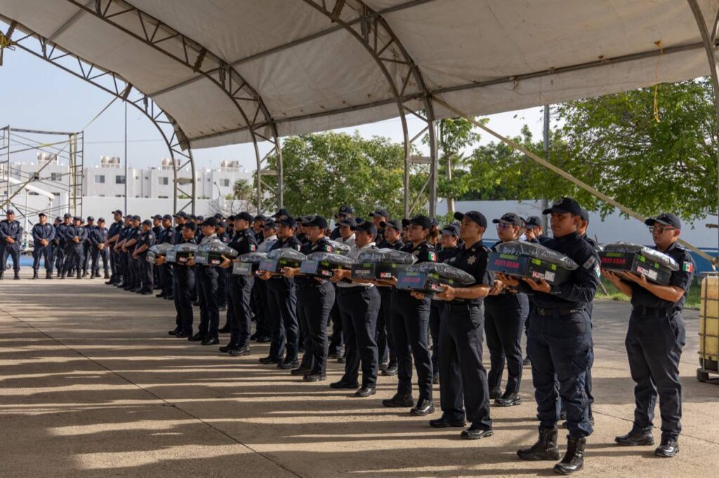 Lili Campos entrega equipo y anuncia aumento en seguro de vida a policías