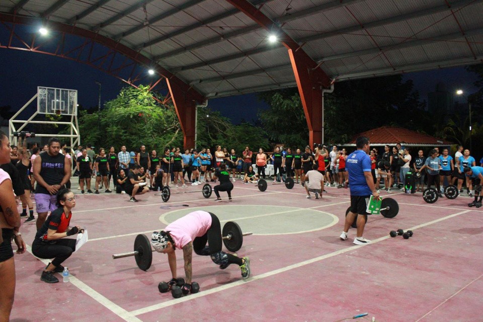 Mujeres de Playa del Carmen dan muestra de fortaleza en una competencia de crossfit