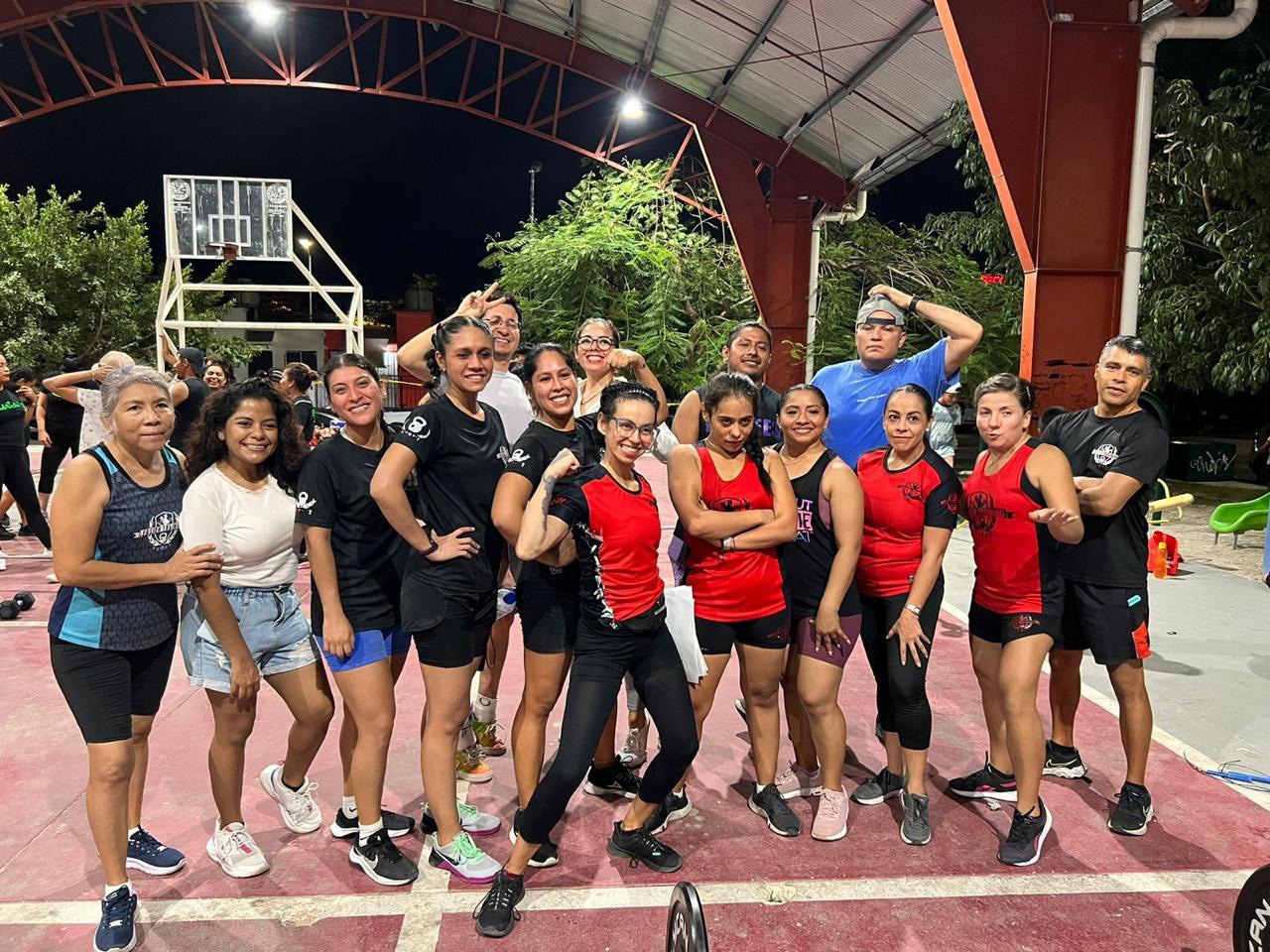 Mujeres de Playa del Carmen dan muestra de fortaleza en una competencia de crossfit