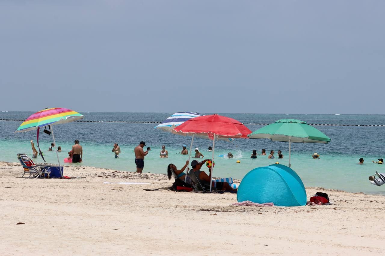 El sargazo y los huracanes siguen actualmente una ruta lejos de las costas de Quintana Roo