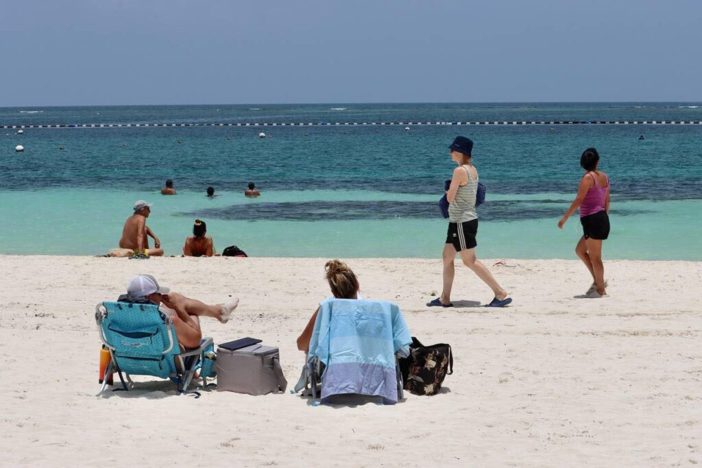 El sargazo y los huracanes siguen actualmente una ruta lejos de las costas de Quintana Roo