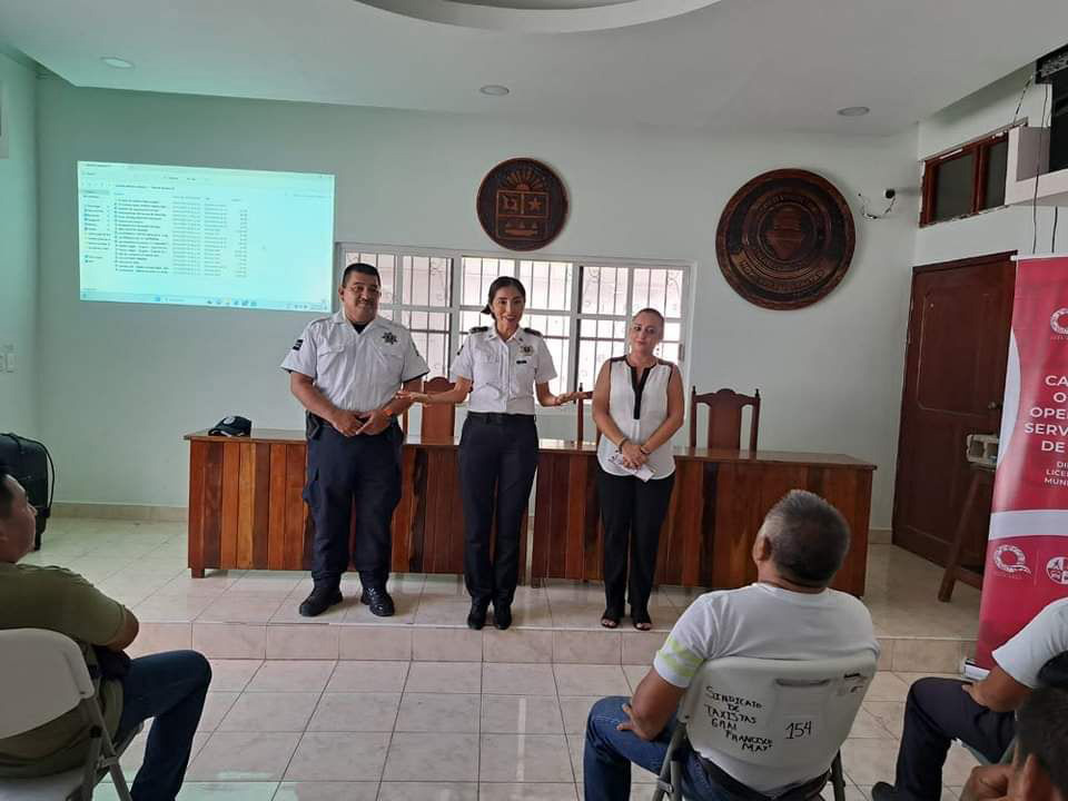 Capacitan a taxistas para evitar "violencia femenina" en Carrillo Puerto