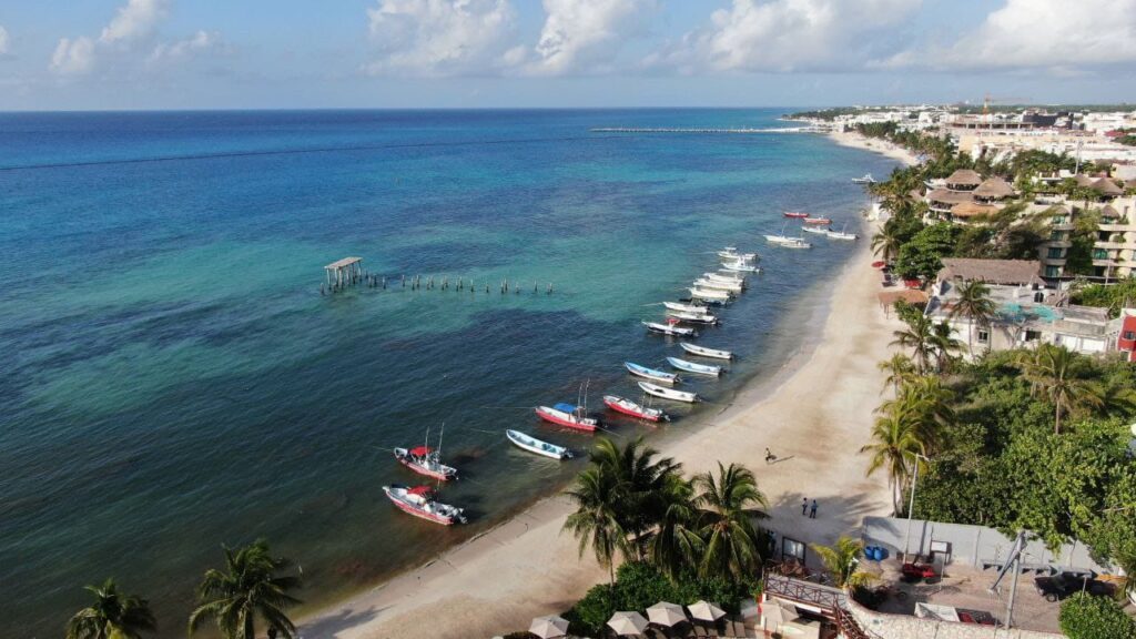 Gobierno de Solidaridad recupera playa "El Recodo" con arena de sargazo