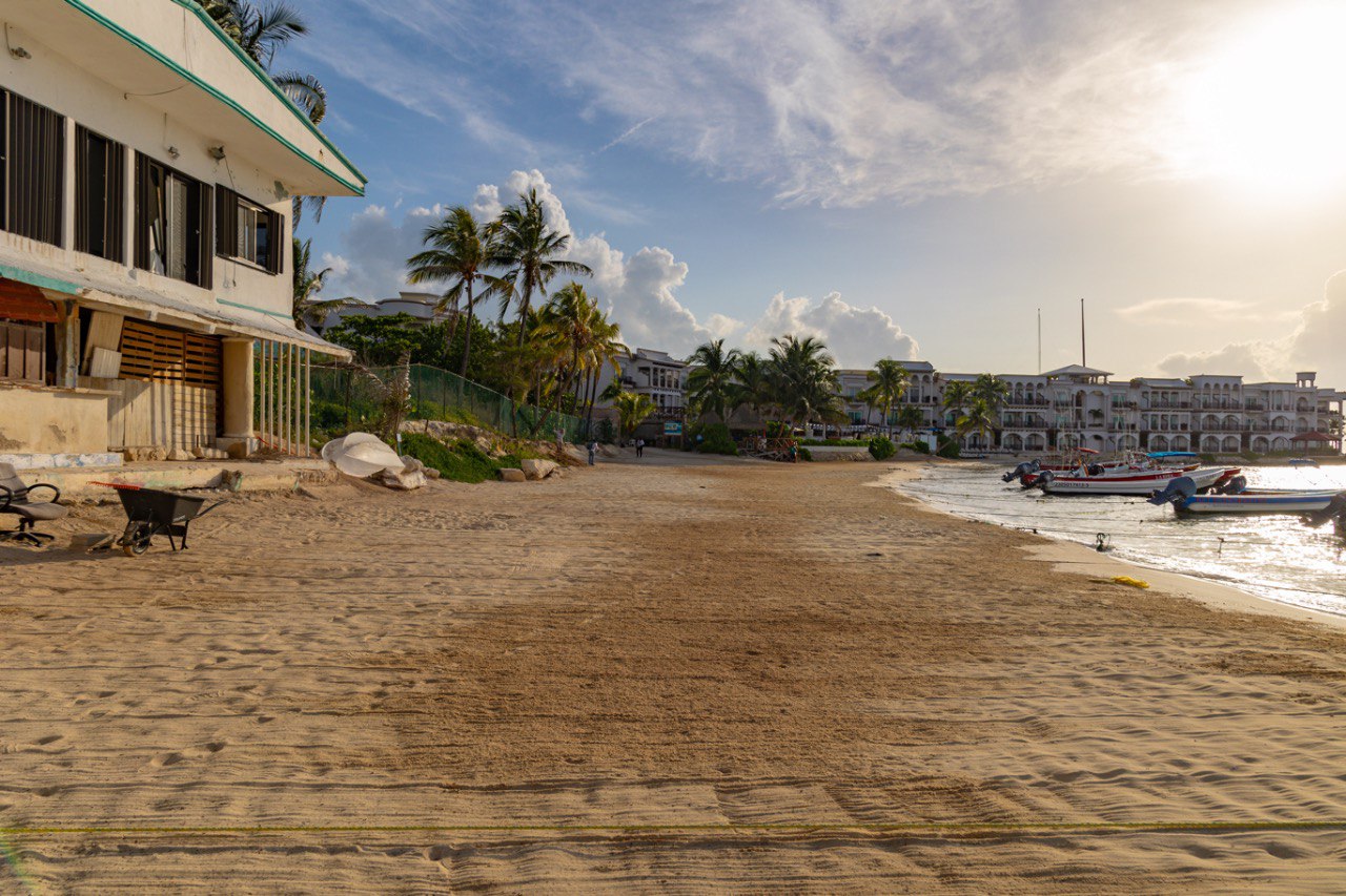 Gobierno de Solidaridad recupera playa "El Recodo" con arena de sargazo