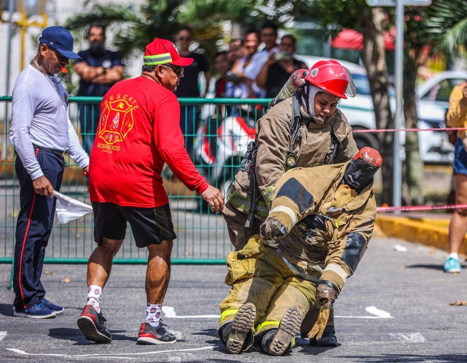 Realizan exitoso desafío de bomberos en Cancún