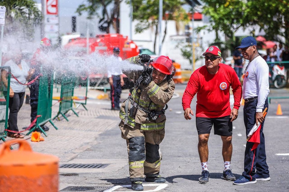 Realizan exitoso desafío de bomberos en Cancún