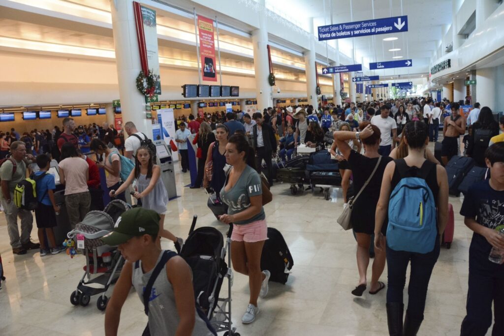 Exigen hoteleros paren abusos de agentes de migración en el aeropuerto