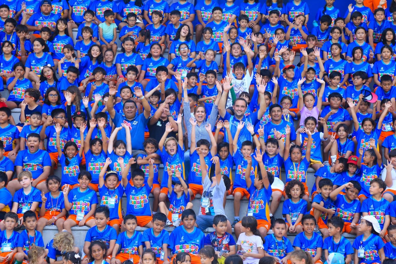 Lili Campos convive con niñas, niños y jóvenes del curso de verano Baaxlo’ob Paalalo’ob