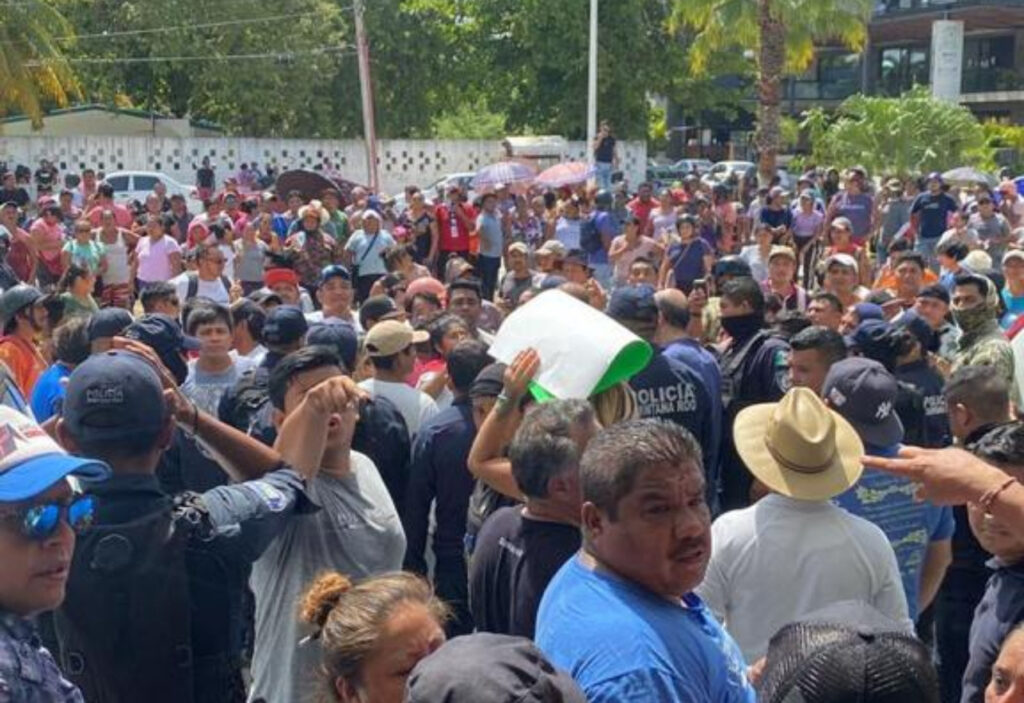 Jornada de caos en Puerto Morelos por protesta de paracaidistas desalojados