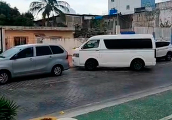 Difunden video con agresión de taxistas a turistas afuera de muelle en Puerto Juárez