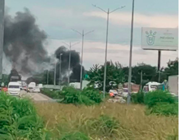 Se incendia camión en la carretera Cancún-Tulum