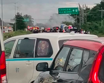 Se incendia camión en la carretera Cancún-Tulum