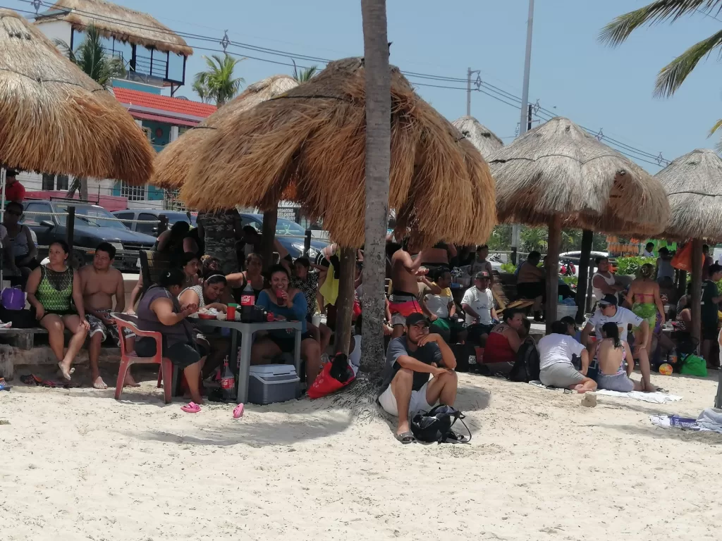 Cientos de colillas de cigarros en playas de Benito Juárez, a pesar de prohibición de fumar en espacios públicos