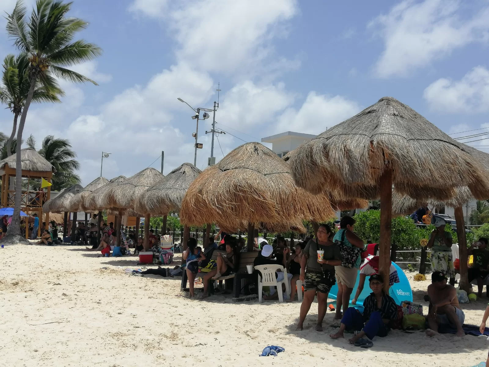 Cientos de colillas de cigarros en playas de Benito Juárez, a pesar de prohibición de fumar en espacios públicos