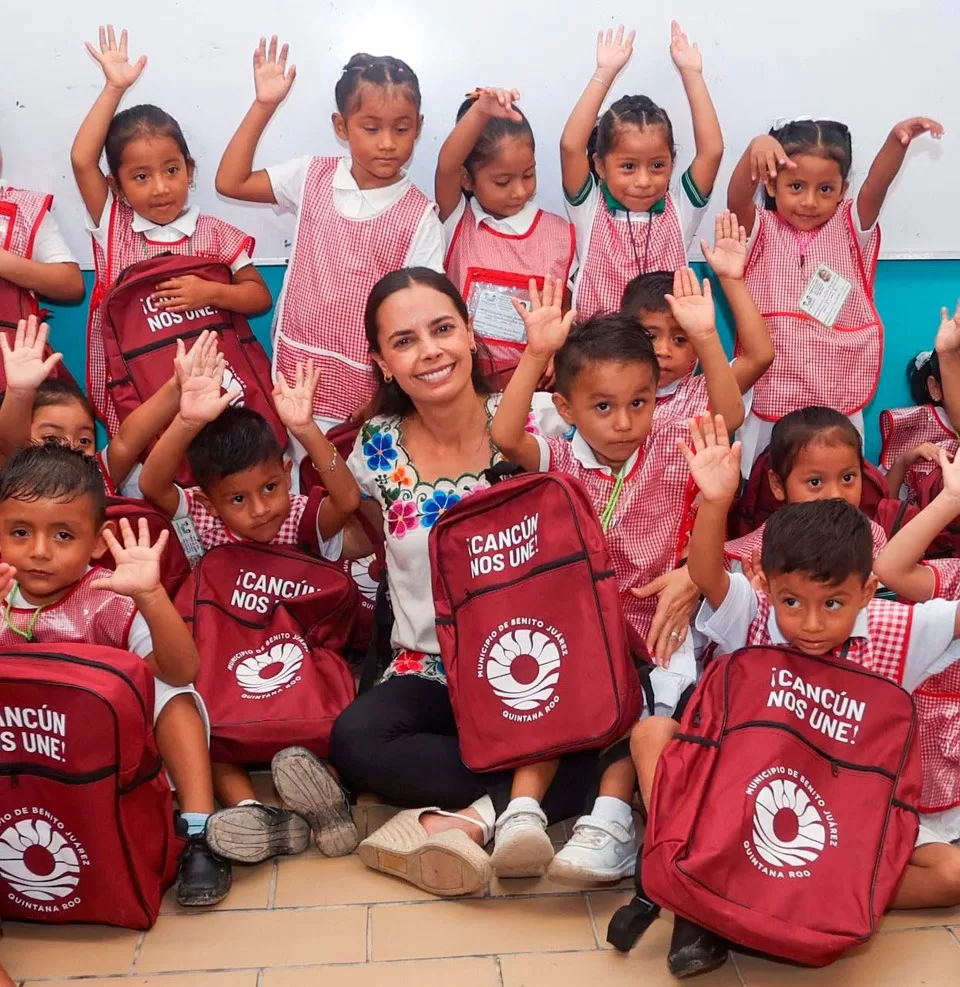 Entregan en Cancún los primeros paquetes de útiles escolares gratuitos