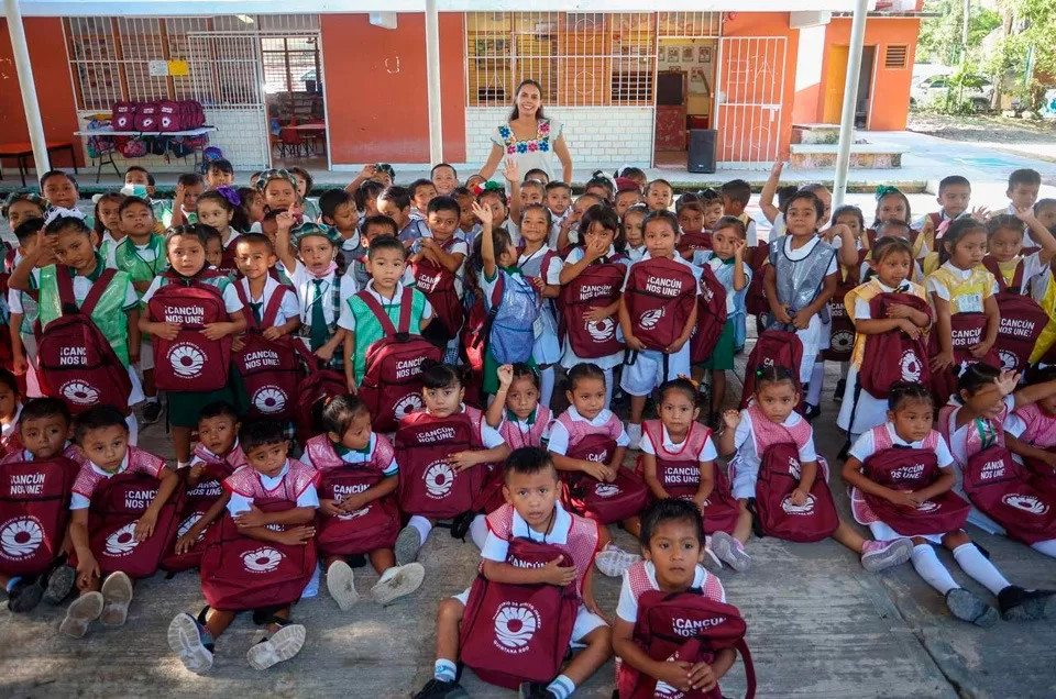 Entregan en Cancún los primeros paquetes de útiles escolares gratuitos