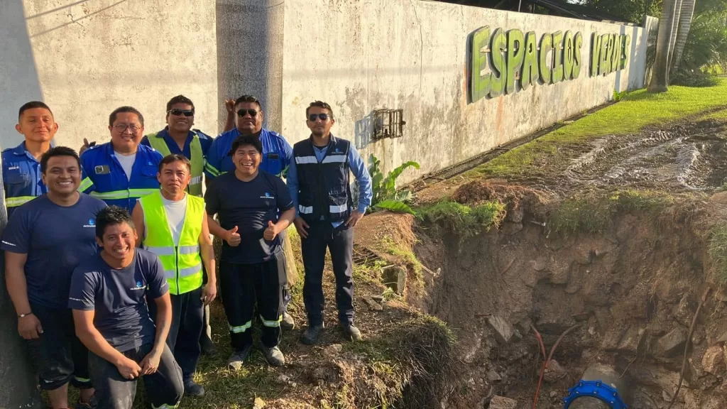 Rápida atención de Aguakan a una fuga en la carretera Cancún-Valladolid