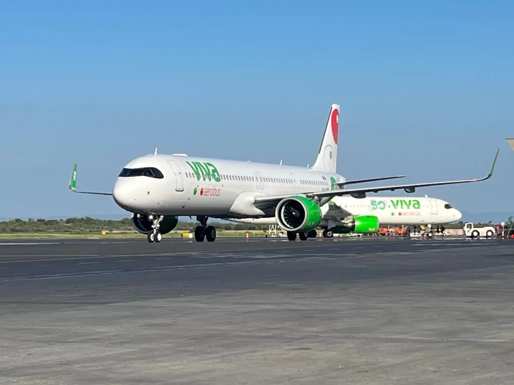 Llega avión de Viva Aerobus en un vuelo de traslado operado con combustible sostenible