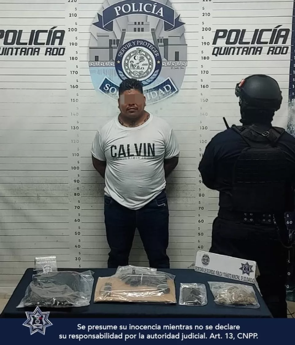 Encañona a policías de Playa del Carmen al ser descubierto con drogas