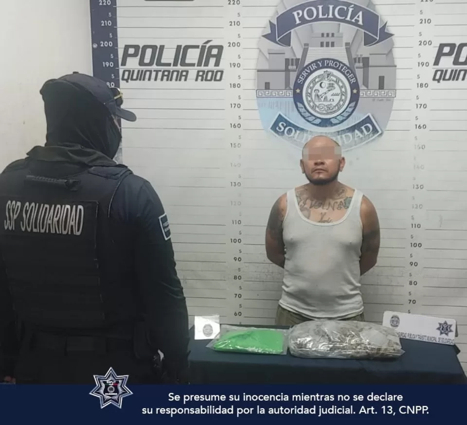 Encañona a policías de Playa del Carmen al ser descubierto con drogas