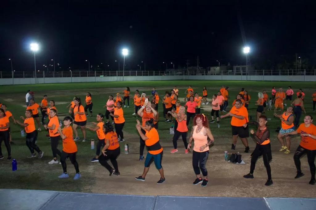 Celebran Dia Naranja bailando en Puerto Aventuras