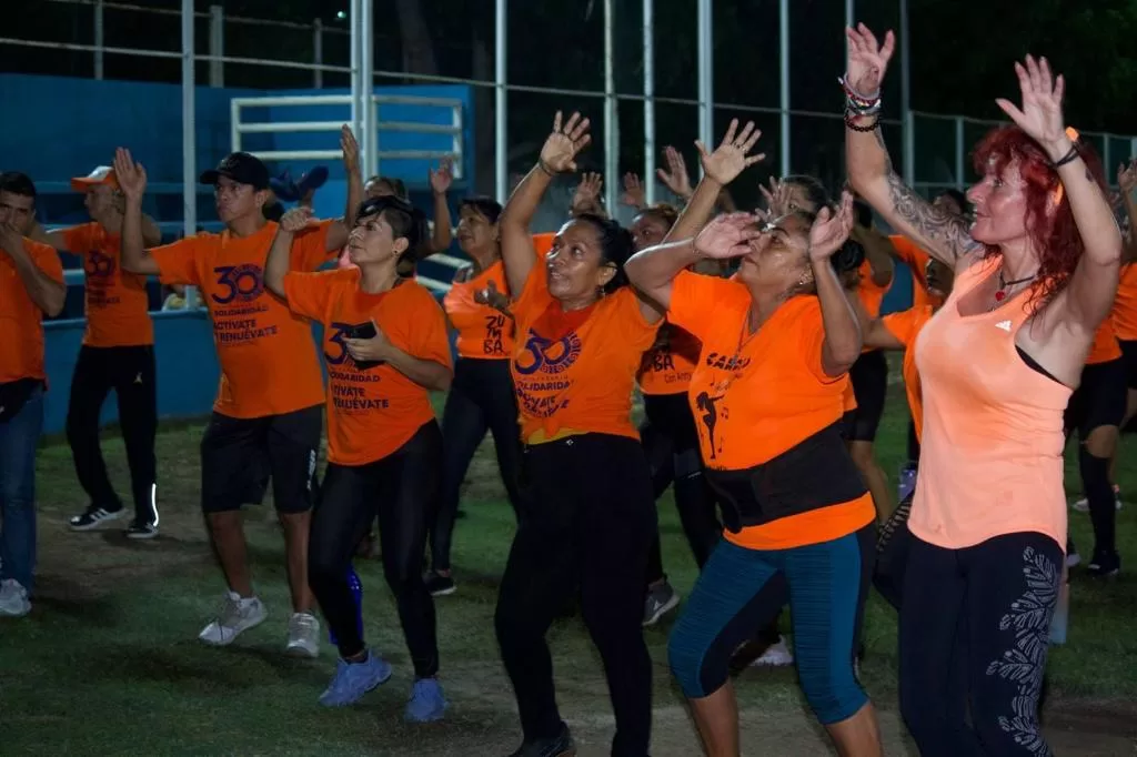 Celebran Dia Naranja bailando en Puerto Aventuras