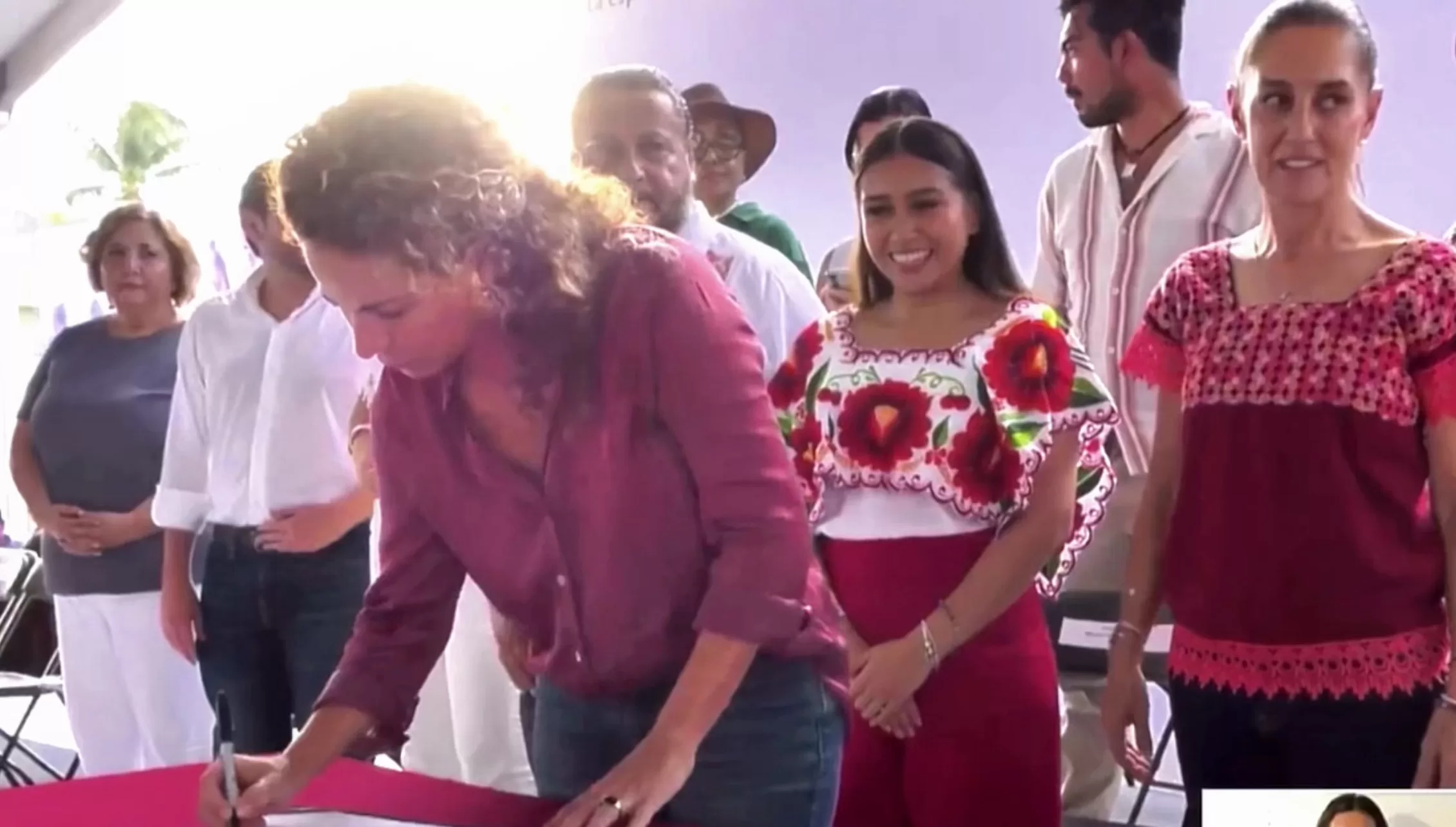 Iris Mora, quien el año pasado fue candidata a diputada por la coalición PAN-PRD, se sumó hoy a Morena, firmando el “Acuerdo de unidad” con Claudia Sheinbaum en #playadelcarmen