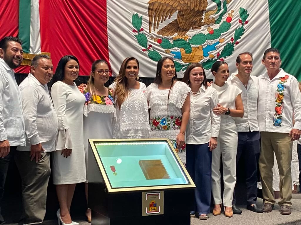 Las alcaldesas y alcaldes que acudieron al evento de aniversario del estado, en la sede del Congreso.