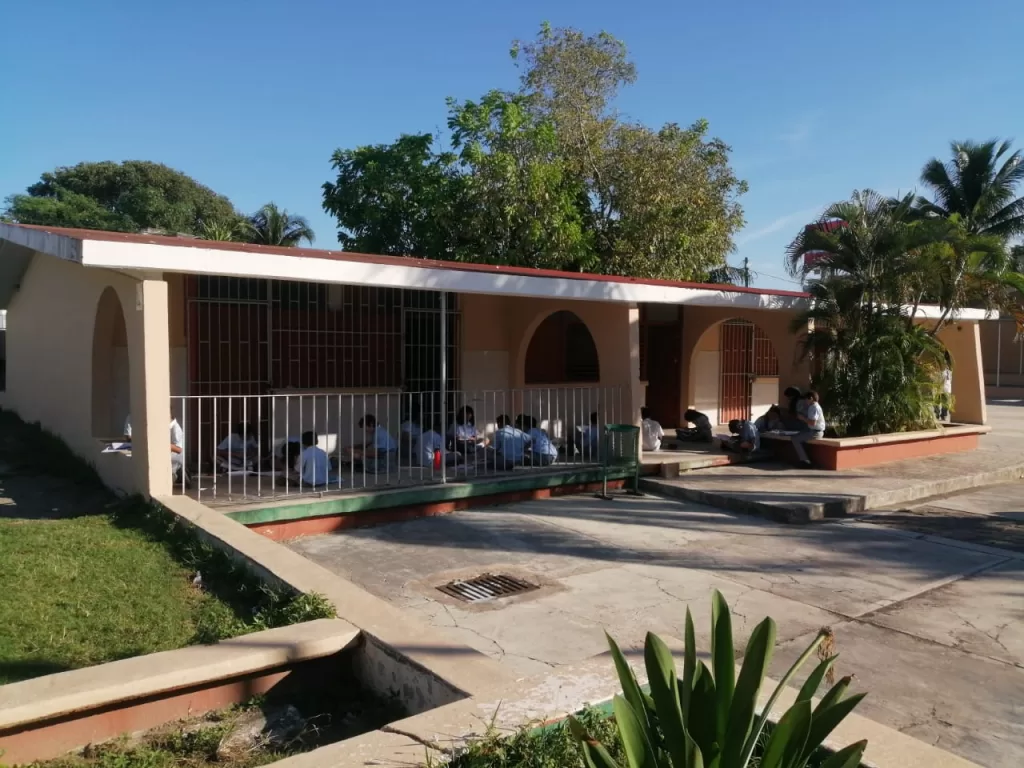 Desvían recursos de gobierno en escuela de la Unidad Morelos; alumnos toman clases a la intemperie  