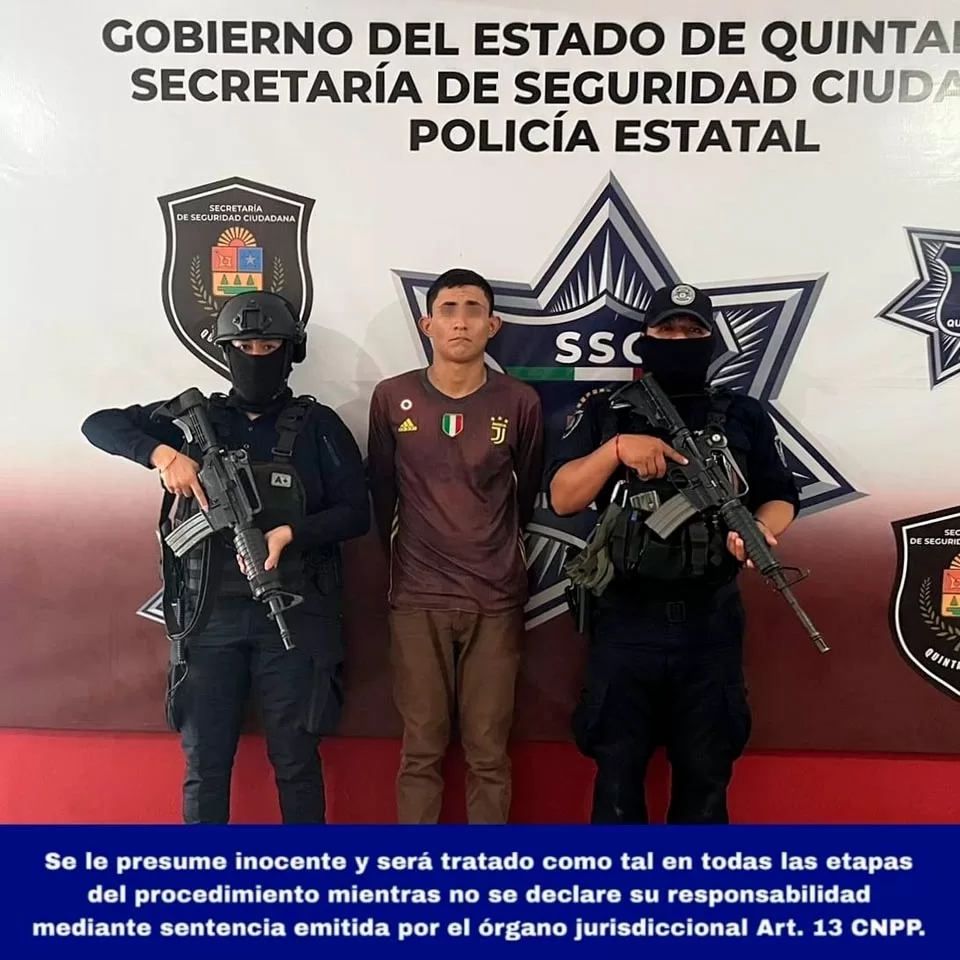 Sin razón aparente insulta y agrede a los policías