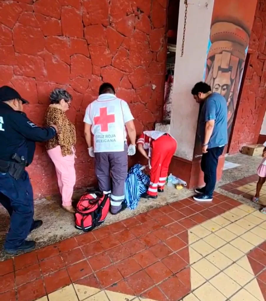 Rescatan a adulto mayor que llevaba días a las puertas de un mercado en Chetumal