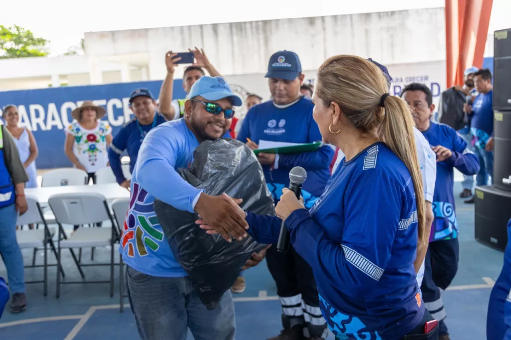 Trabajadores de Puerto Aventuras reciben nuevos uniformes