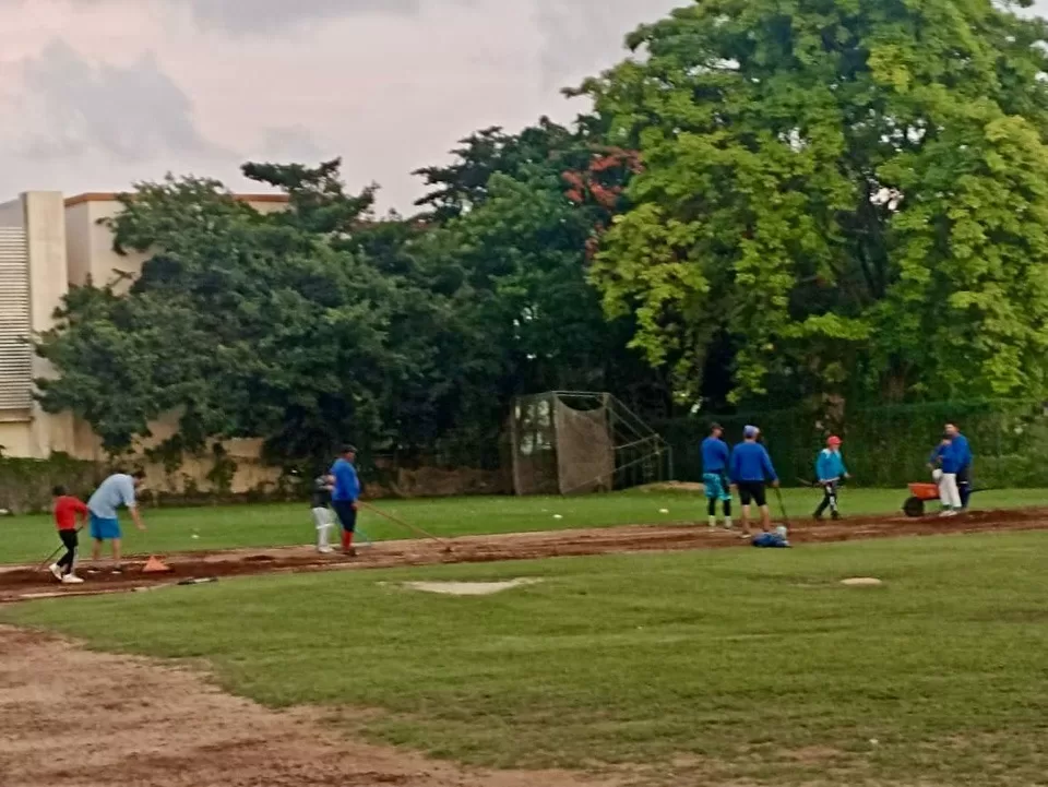 Contribuyen los Tigres a mejorar el campo “Betito” Ávila de Cancún