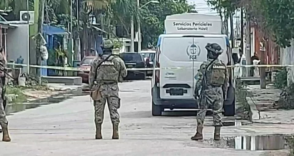 Enfrentamiento armado en zona conurbada de Cancún termina con camioneta de lujo incendiada