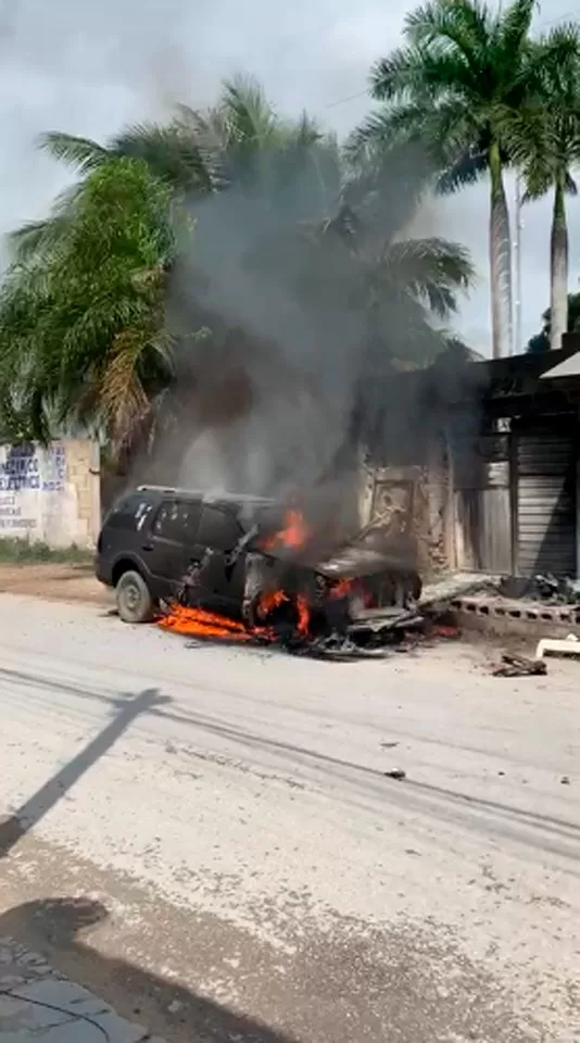 Enfrentamiento armado en zona conurbada de Cancún termina con camioneta de lujo incendiada