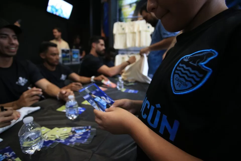 Buena participación de aficionados en firma de autógrafos del Cancún FC