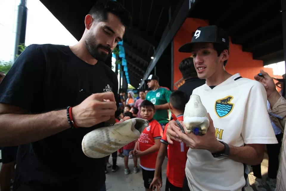 Buena participación de aficionados en firma de autógrafos del Cancún FC