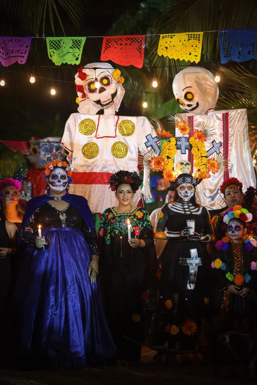 Colorido Paseo de Ánimas y puesta de altares del Hanal Pixán en Puerto Morelos