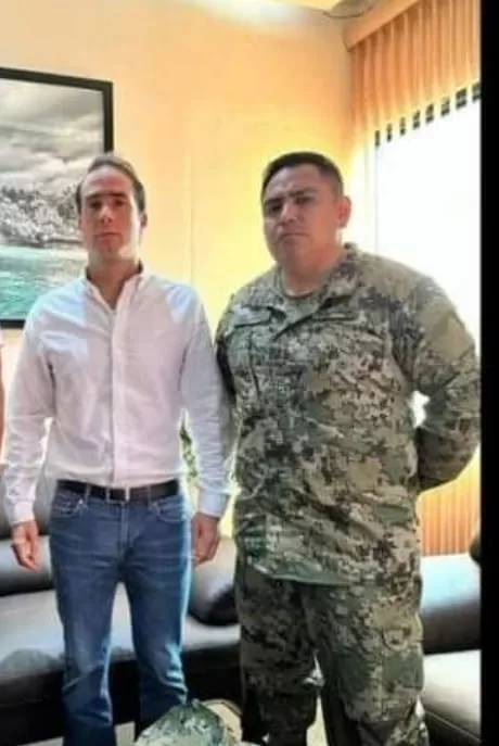 Ricardo Morales Santo,jefe de la policía de Tulum, con el alcalde Diego Castañón.