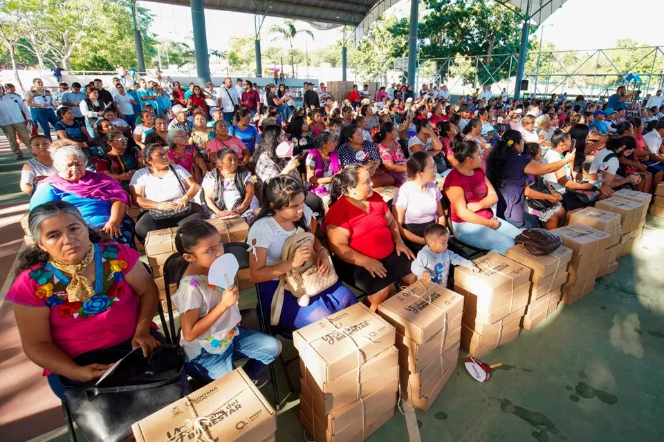 Entregan en Bacalar insumos para el bordado de huipil y urdido de hamacas