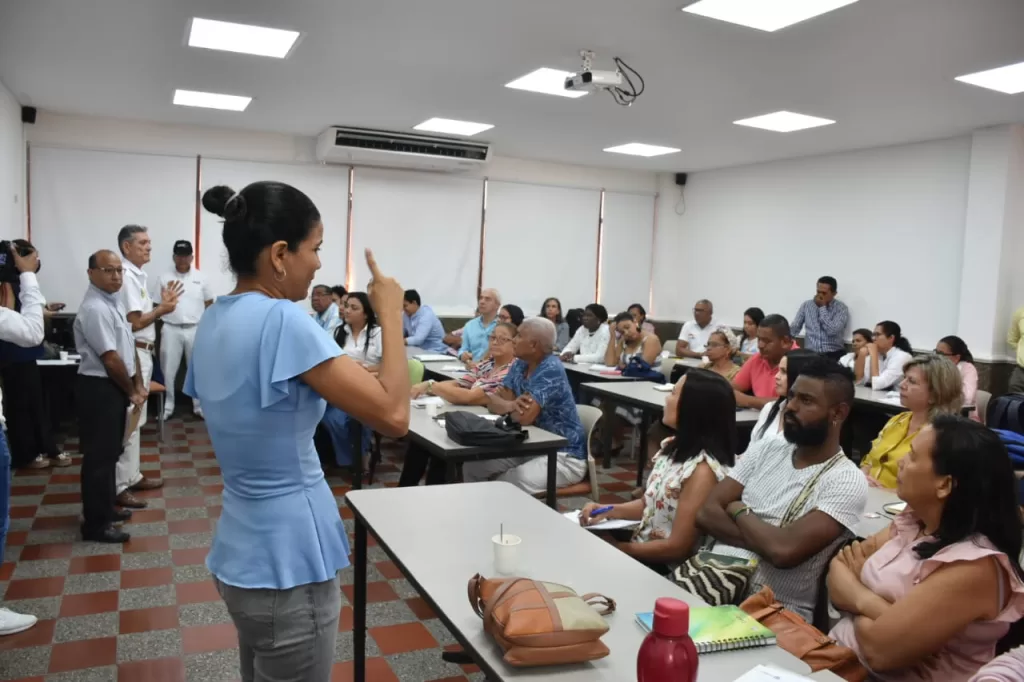 DIFÍCIL INCLUSIÓN DE PERSONAS CON DISCAPACIDAD AUDITIVA   Cancún, 27 de noviembre (Gilda Piña) En el Día Nacional del Sordo, que se conmemora este 28 de noviembre, se realizará una marcha denominada "Unamos nuestras manos", en la que participa la comunidad sordomuda, maestros y familiares, para crear conciencia de que el lenguaje de señas es un puente para la inclusión de personas con discapacidad auditiva, que muchas veces son discriminadas y vulneradas en el campo laboral.  Al desfile para conmemorar esta fecha se suman una serie de eventos, desde las 10:00 de la mañana, un foro y la presentación de experiencias de vida en el Centro de Atención Múltiple, (CAM), Eduard Huet. En Quintana Roo hay con 12 mil 878 habitantes con sordera, de acuerdo a cifras del Instituto Nacional de Estadística y Geografía (INEGI), es por ello la importancia de proyectos que se realicen a favor de personas con capacidades diferentes. Dentro de la localidad, Expande tu Conciencia Inclusiva y Comunicando Manos , son asociaciones civiles que promueven el lenguaje de señas con el fin de ser un puente para la inclusión de estas personas que al requerir un trabajo muchas veces son discriminadas, En el Día Nacional del Sordo que se conmemora este 28 de noviembre, Jaquelin Martínez una de las socias fundadoras de Expande tu Conciencia Inclusiva, explicó que el primer paso para avanzar en este rubro es descartar términos incorrectos como lo son "sordito", "mudito", "sordomudo". "Muchas veces las personas sordas son discriminadas y vulneradas, debido a que el principal obstáculo que enfrentan las personas con esta discapacidad es en la comunicación, lo que afecta su vida social, personal y académica, por lo que la lengua de señas se ha vuelto patrimonio lingüístico de la nación", destacó la entrevistada.  En este aspecto dijo que no es lenguaje de señas, ni lenguaje de sordomudos, el término correcto que se le da a la comunicación es lengua de señas mexicanas, LSM. Destacó que el organismo lleva trabajando en este tema 25 años en diferentes partes de la República Mexicana y seis en Cancún y busca incluir a las personas en la sociedad. "Muchas veces es muy difícil que las empresas los integren, ya que tienen miedo a no encontrar la forma de comunicarse con ellos, o en otras ocasiones, los hacen firmar documentos que no entienden y ahí es cuando suceden muchas injusticias". Indicó que en el caso de las personas sordas, esta es una discapacidad invisible, que no puede distinguirse a simple vista, como en el caso de una persona en silla de ruedas, por lo que se requiere mucho trabajo en contra de la discriminación y a fin de que las empresas sean más inclusivas.  El Día Nacional de las Personas Sordas que se conmemora en México busca que las personas sordas hagan visible su realidad ante el mundo y ejerzan sus derechos de accesibilidad en la información, derechos educativos y laborales entre otros. En México, las cifras más recientes del INEGI destacan que en México hay un millón 350 mil 802 personas con sordera, de las cuales 710 mil 405 son hombre y 640 mil 397 mujeres. En Quintana Roo, con 12 mil 878 habitantes con sordera, de los cuales 7,070 son hombres y 5,080 son mujeres.