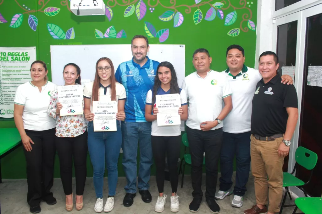 Jóvenes estudiantes escuchan historias de éxito en el deporte y la vida con Jimena, Carlota y Azul