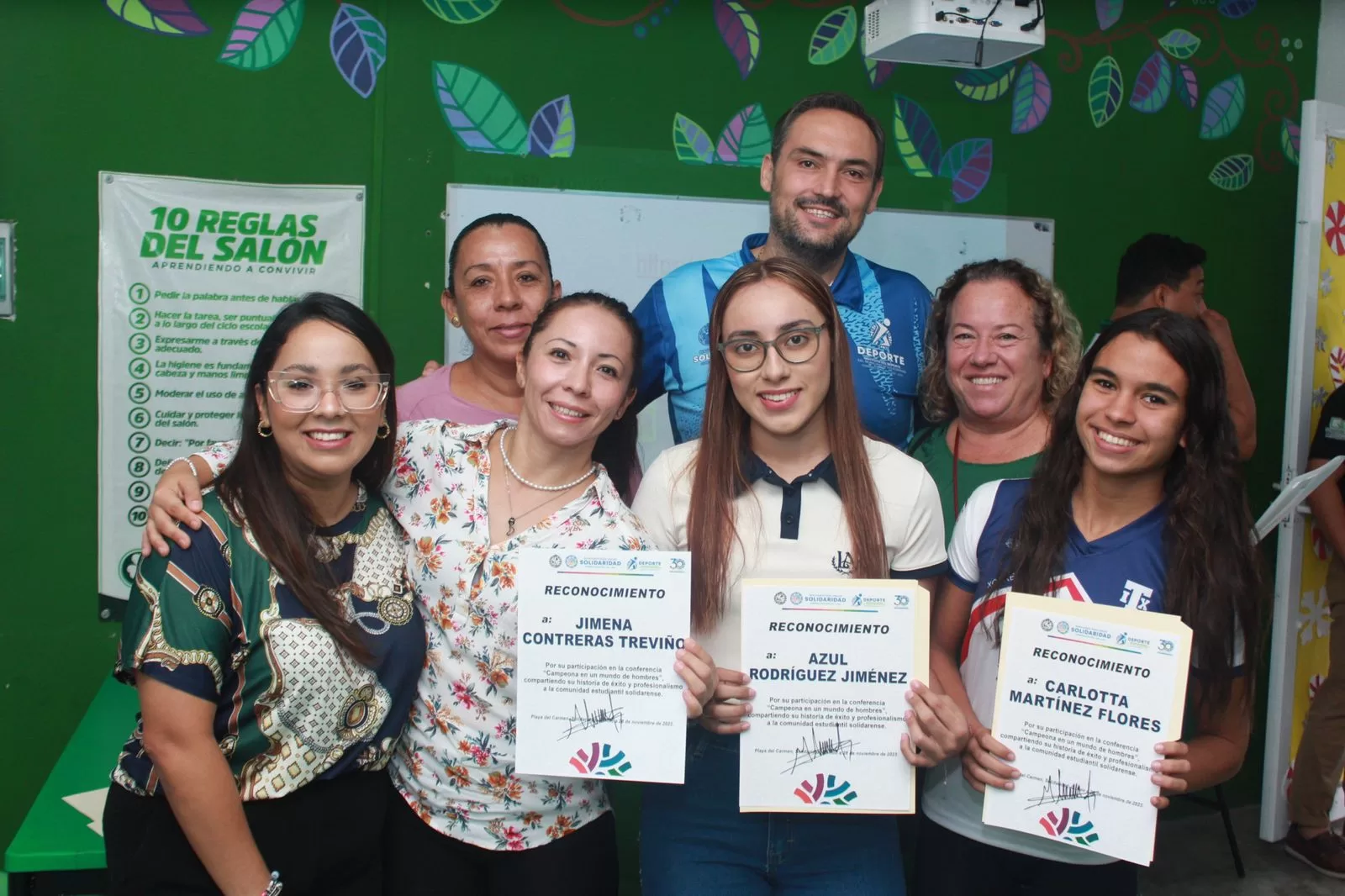 Jóvenes estudiantes escuchan historias de éxito en el deporte y la vida con Jimena, Carlota y Azul