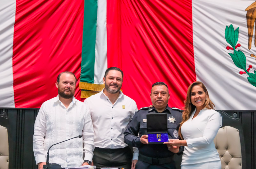 Entrega Mara Lezama la Medalla al Mérito Policial Quintana Roo 2023 por su desempeño y labor al servicio de la ciudadanía