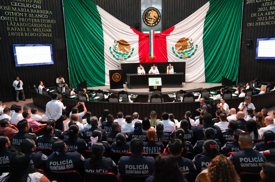 Entrega Mara Lezama la Medalla al Mérito Policial Quintana Roo 2023 por su desempeño y labor al servicio de la ciudadanía